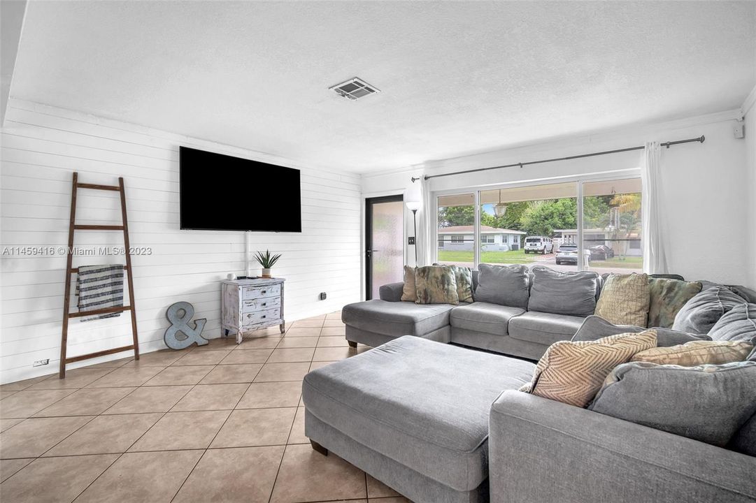 Recently Sold: $495,000 (3 beds, 2 baths, 1593 Square Feet)