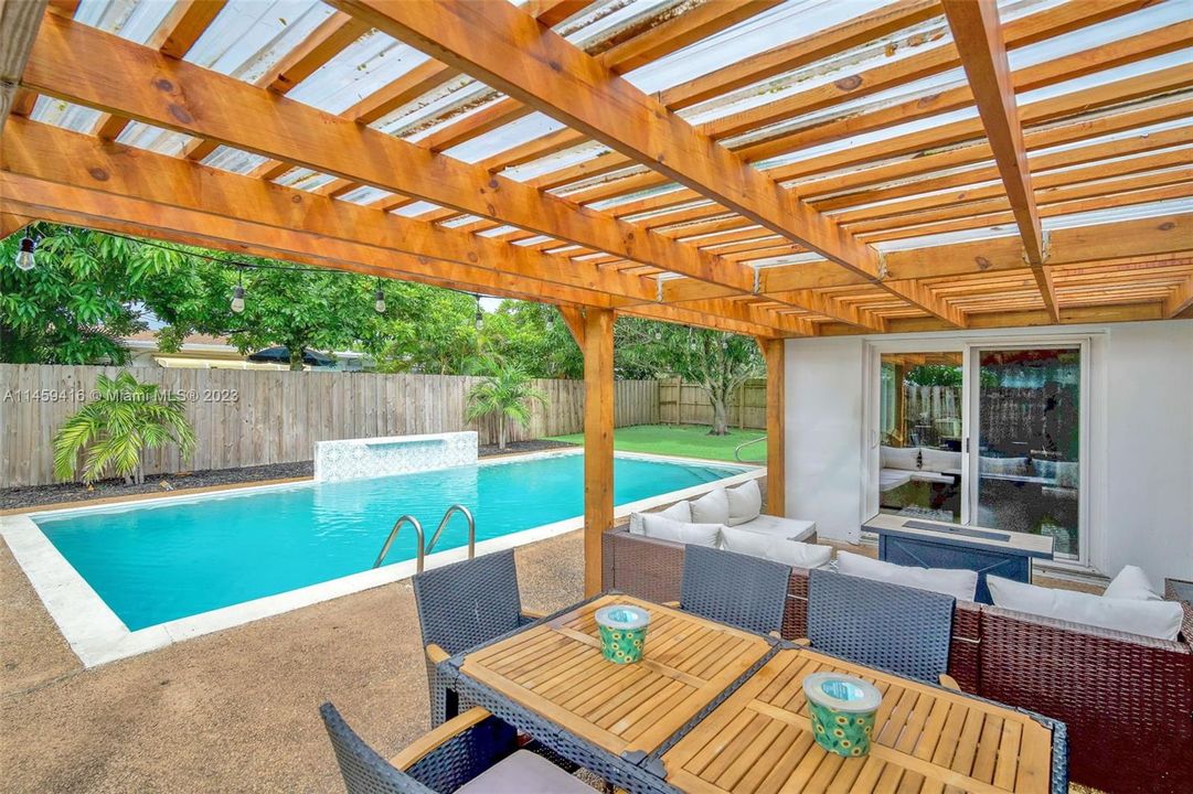 Recently Sold: $495,000 (3 beds, 2 baths, 1593 Square Feet)