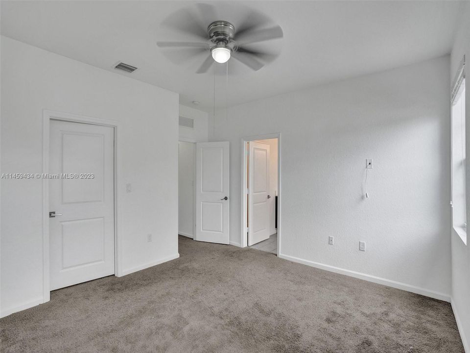 Recently Sold: $415,000 (4 beds, 3 baths, 1916 Square Feet)