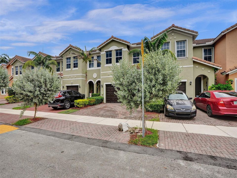 Recently Sold: $415,000 (4 beds, 3 baths, 1916 Square Feet)