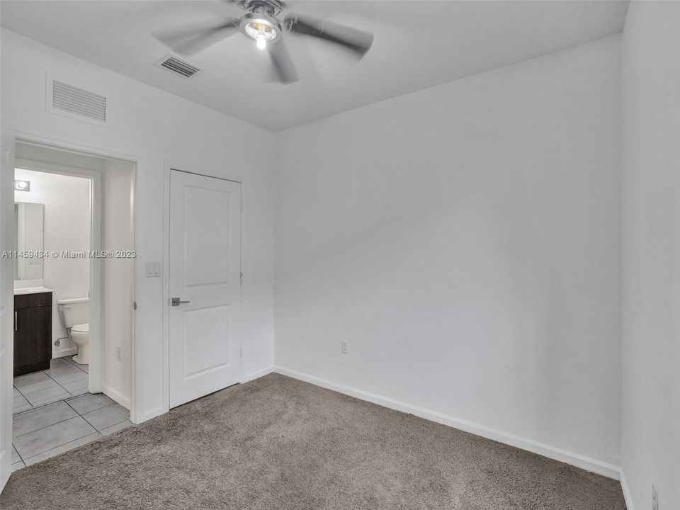 Recently Sold: $415,000 (4 beds, 3 baths, 1916 Square Feet)