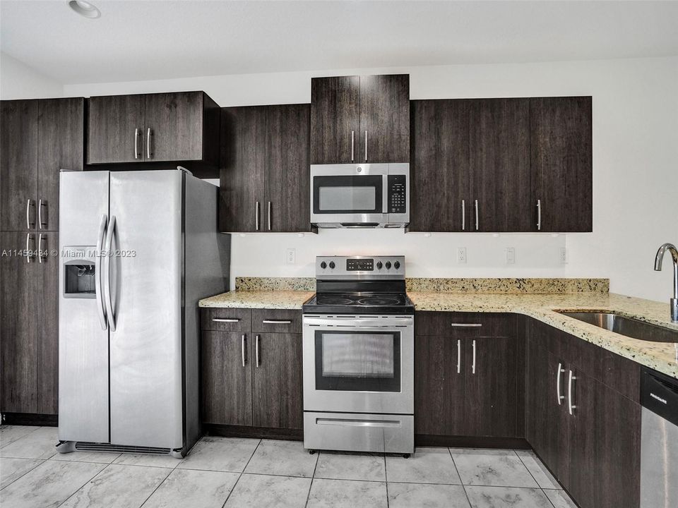 Recently Sold: $415,000 (4 beds, 3 baths, 1916 Square Feet)