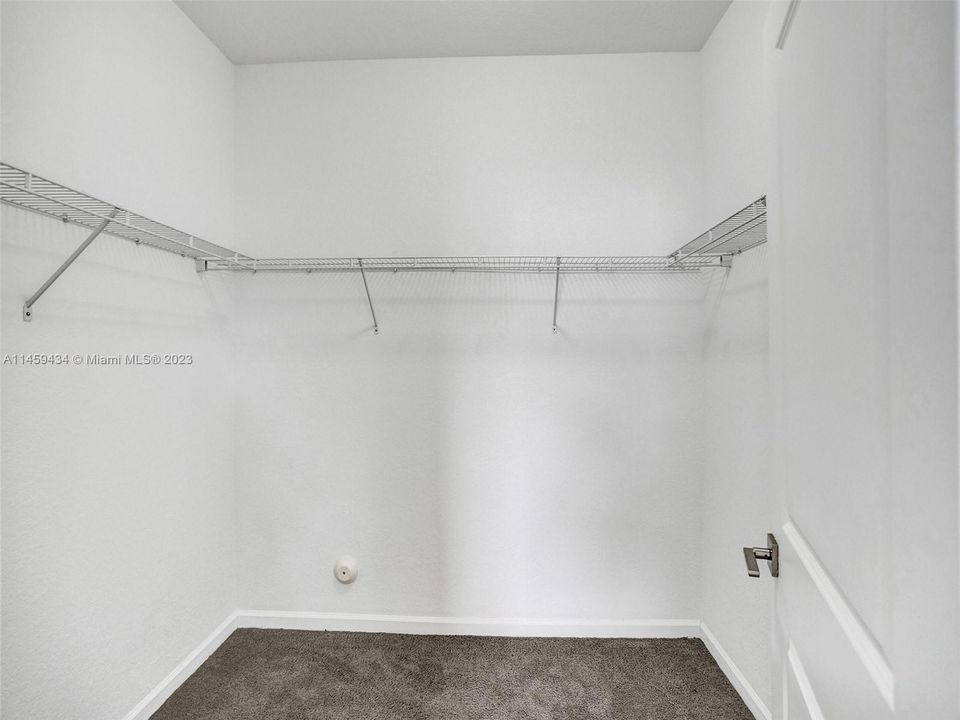 Recently Sold: $415,000 (4 beds, 3 baths, 1916 Square Feet)