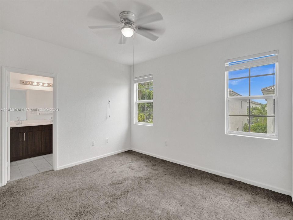 Recently Sold: $415,000 (4 beds, 3 baths, 1916 Square Feet)