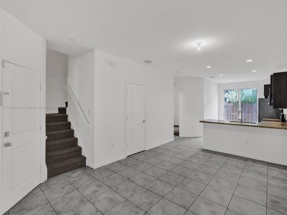 Recently Sold: $415,000 (4 beds, 3 baths, 1916 Square Feet)