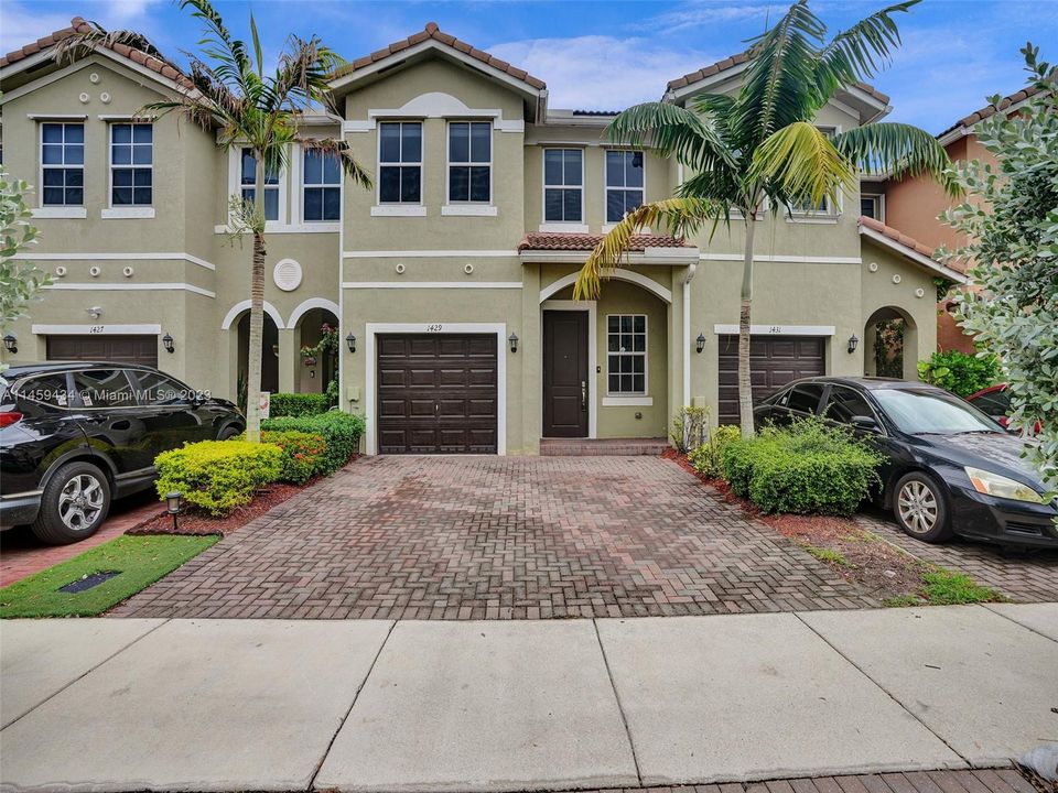 Recently Sold: $415,000 (4 beds, 3 baths, 1916 Square Feet)