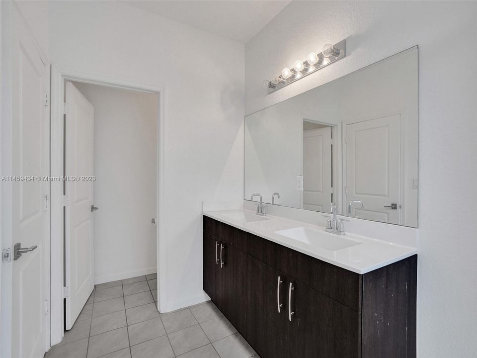 Recently Sold: $415,000 (4 beds, 3 baths, 1916 Square Feet)