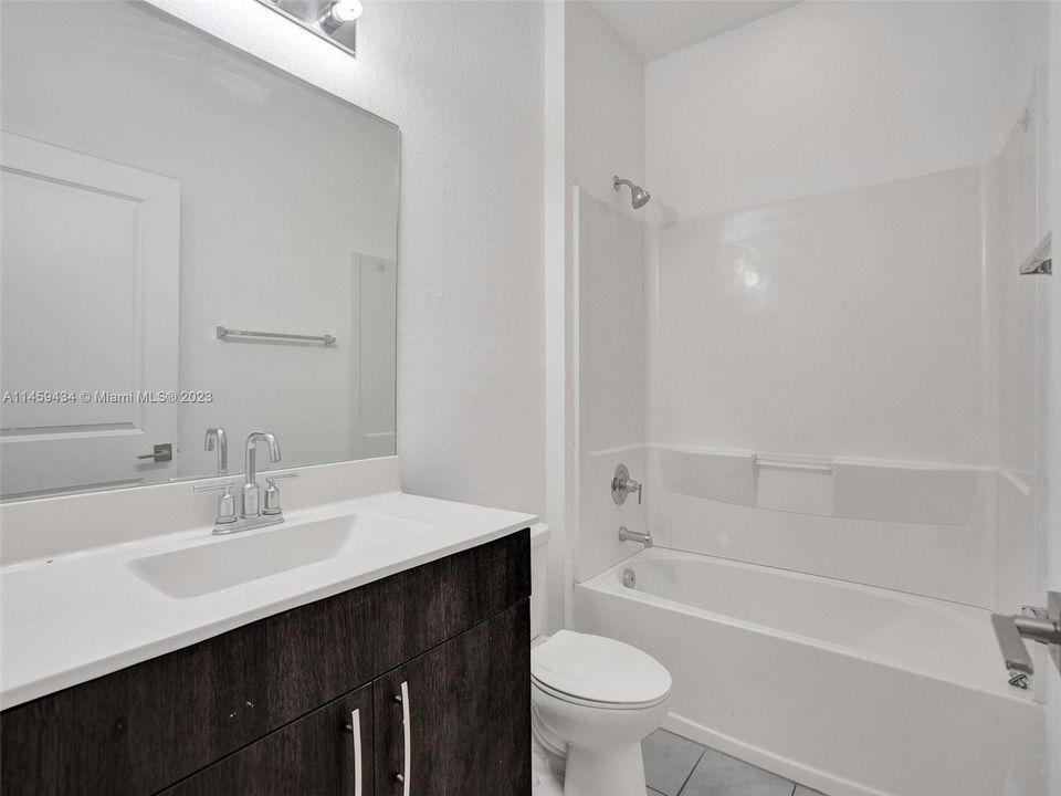 Recently Sold: $415,000 (4 beds, 3 baths, 1916 Square Feet)