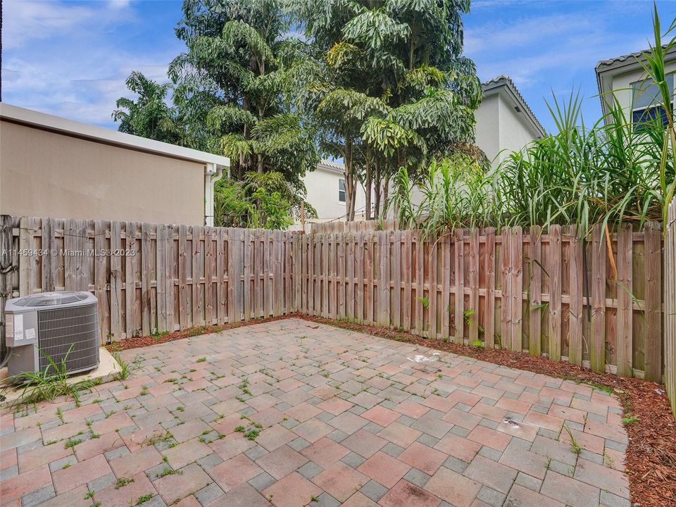 Recently Sold: $415,000 (4 beds, 3 baths, 1916 Square Feet)