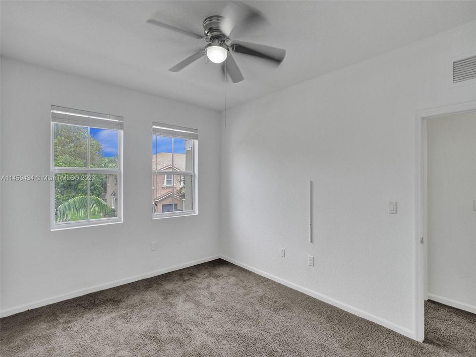 Recently Sold: $415,000 (4 beds, 3 baths, 1916 Square Feet)