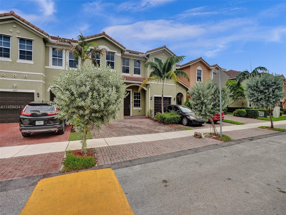 Recently Sold: $415,000 (4 beds, 3 baths, 1916 Square Feet)