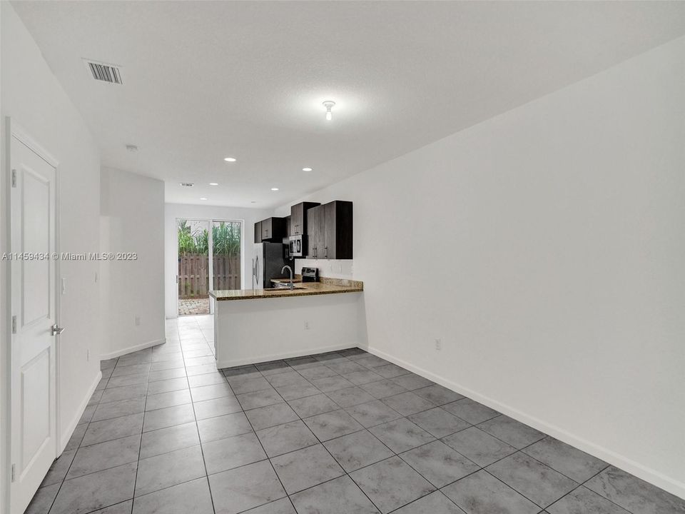 Recently Sold: $415,000 (4 beds, 3 baths, 1916 Square Feet)