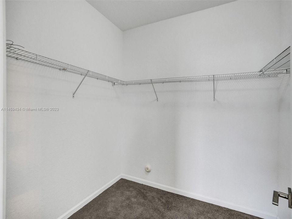 Recently Sold: $415,000 (4 beds, 3 baths, 1916 Square Feet)