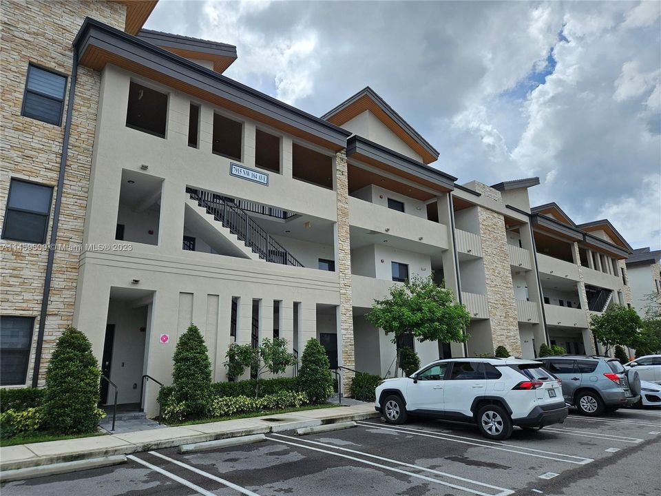 Recently Rented: $2,850 (2 beds, 2 baths, 1072 Square Feet)