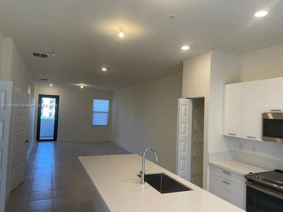 Recently Rented: $2,850 (2 beds, 2 baths, 1072 Square Feet)