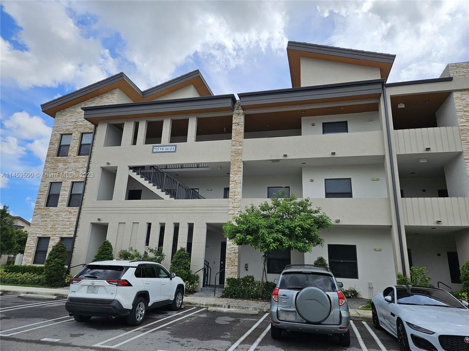 Recently Rented: $2,850 (2 beds, 2 baths, 1072 Square Feet)