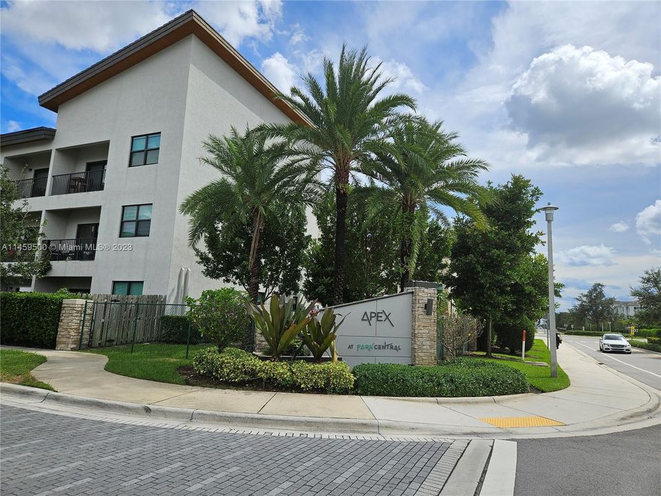 Recently Rented: $2,850 (2 beds, 2 baths, 1072 Square Feet)