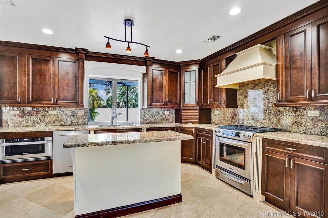 Recently Rented: $5,875 (4 beds, 3 baths, 2327 Square Feet)