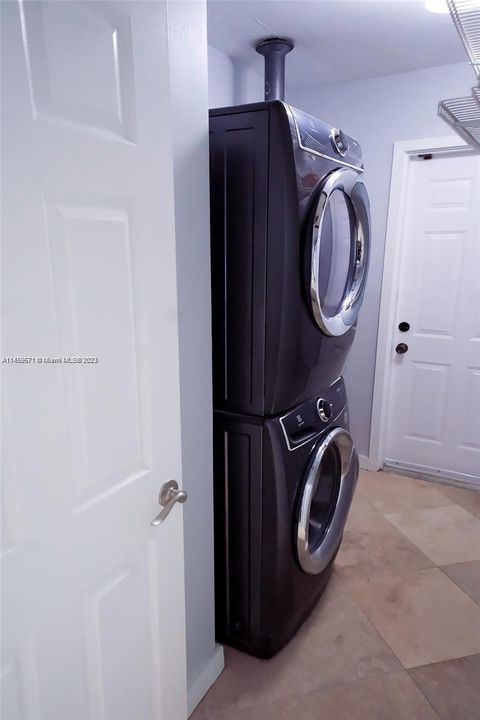 Recently Rented: $5,875 (4 beds, 3 baths, 2327 Square Feet)