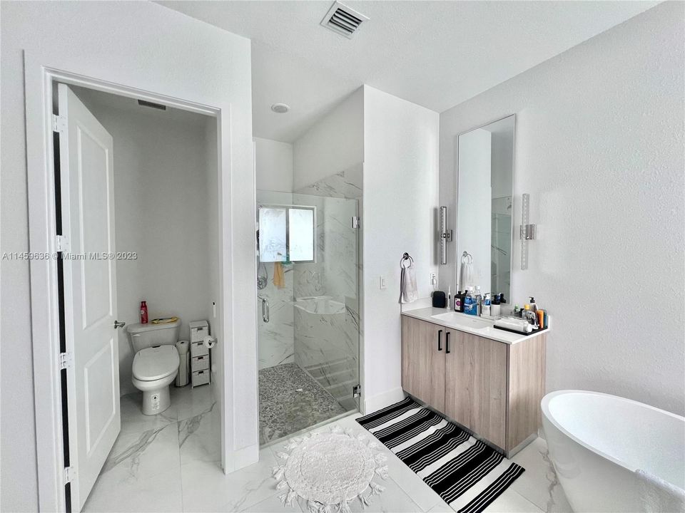 Recently Sold: $980,000 (4 beds, 3 baths, 2511 Square Feet)