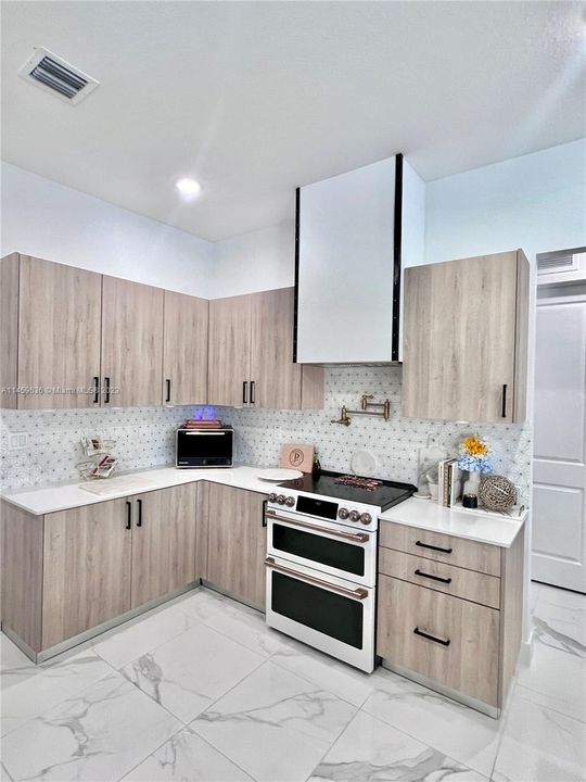 Recently Sold: $980,000 (4 beds, 3 baths, 2511 Square Feet)