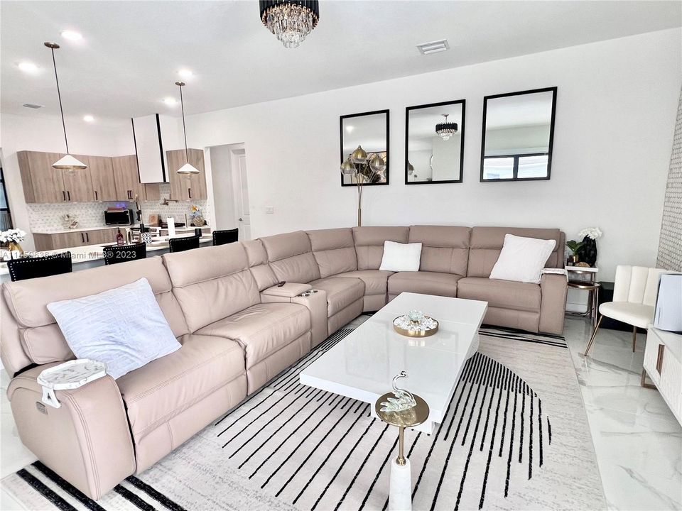 Recently Sold: $980,000 (4 beds, 3 baths, 2511 Square Feet)