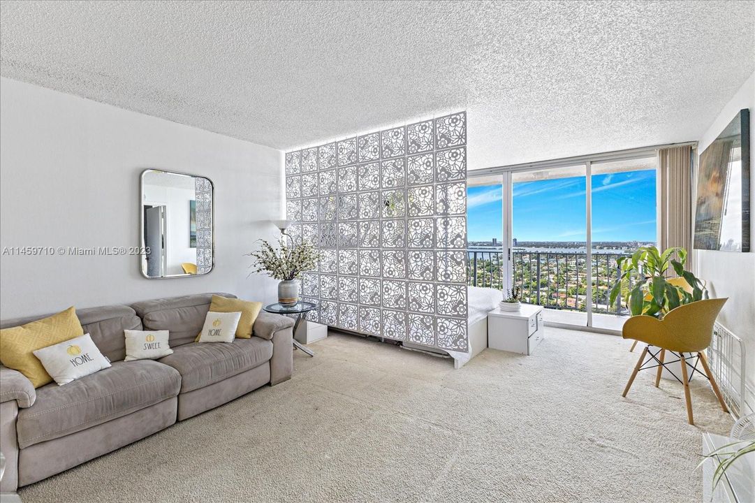 For Sale: $369,000 (1 beds, 1 baths, 705 Square Feet)