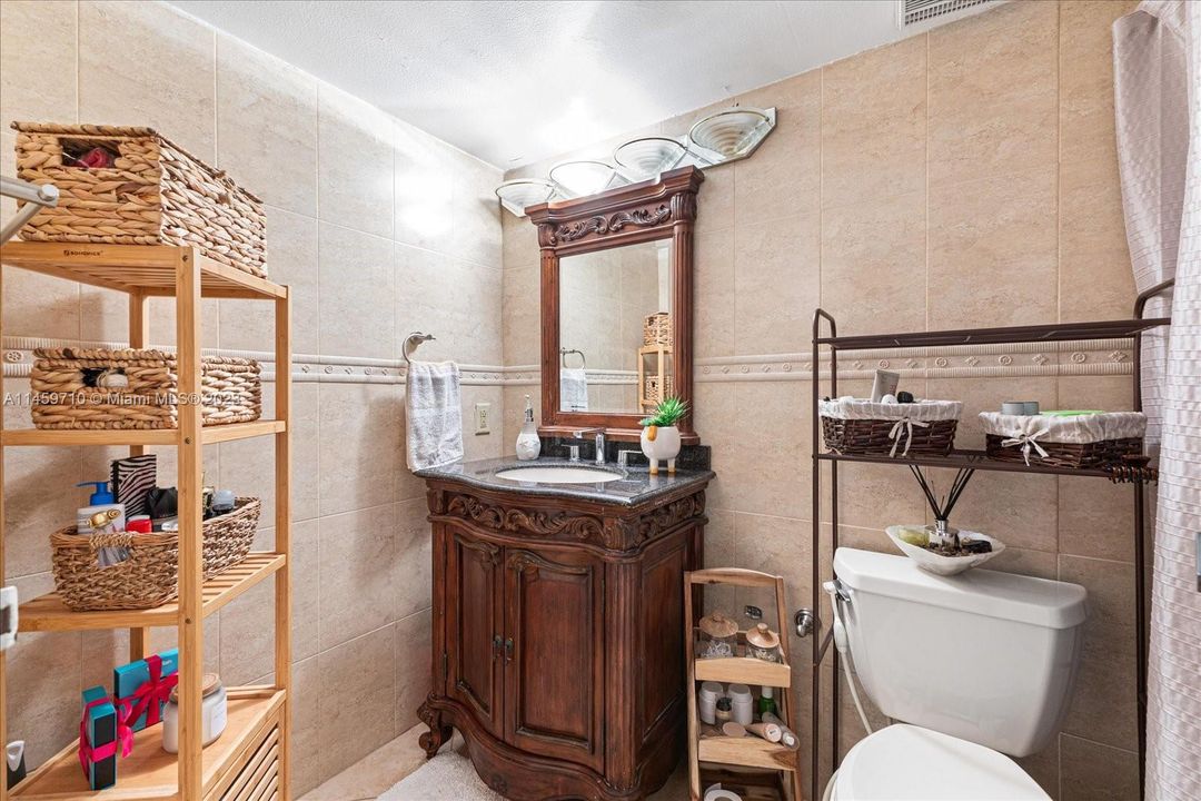 For Sale: $369,000 (1 beds, 1 baths, 705 Square Feet)