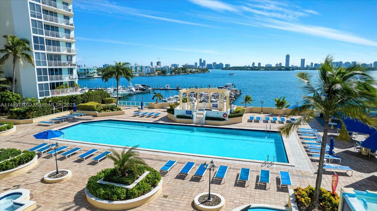 For Sale: $369,000 (1 beds, 1 baths, 705 Square Feet)