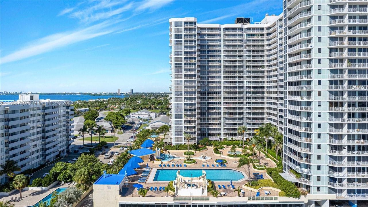 For Sale: $369,000 (1 beds, 1 baths, 705 Square Feet)