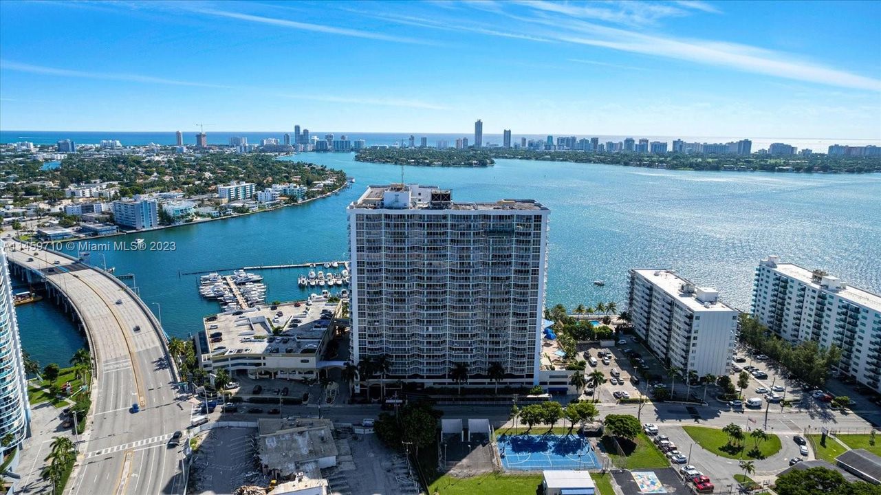 For Sale: $369,000 (1 beds, 1 baths, 705 Square Feet)