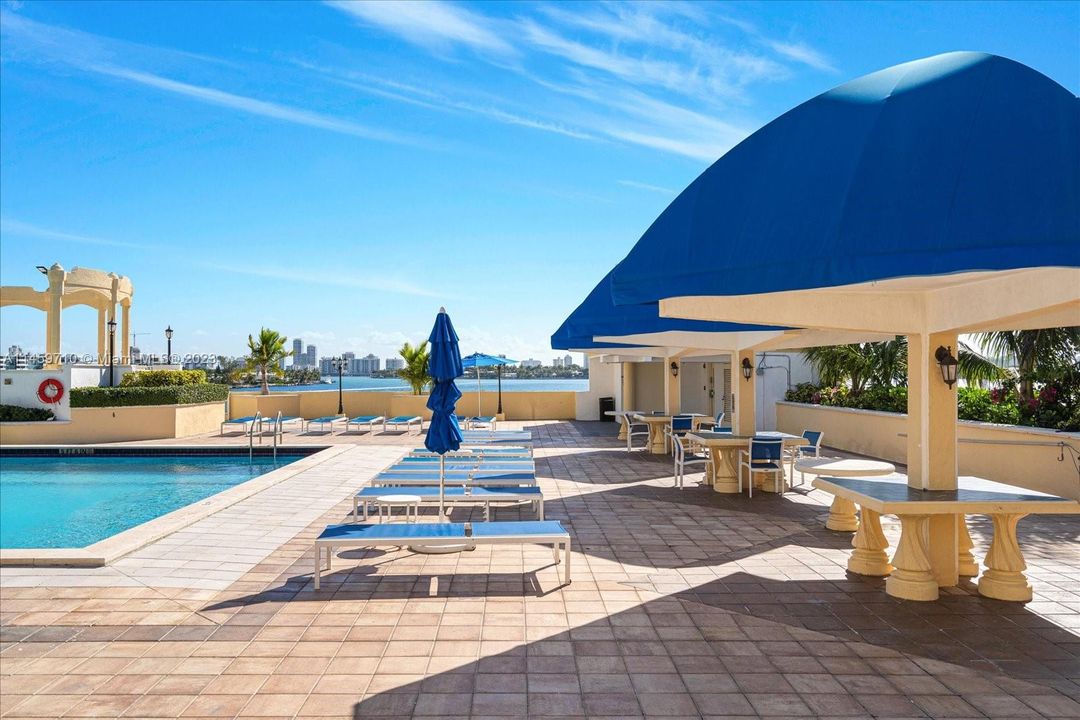 For Sale: $369,000 (1 beds, 1 baths, 705 Square Feet)