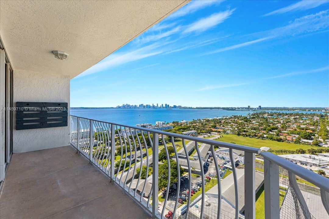 For Sale: $369,000 (1 beds, 1 baths, 705 Square Feet)