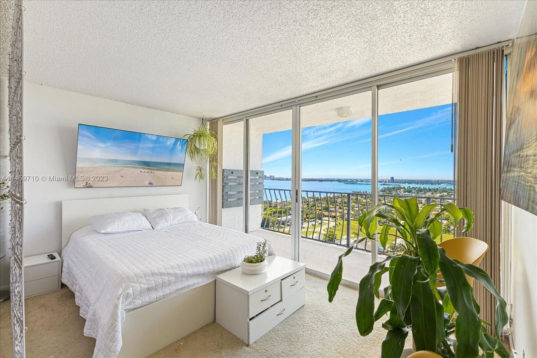 For Sale: $369,000 (1 beds, 1 baths, 705 Square Feet)