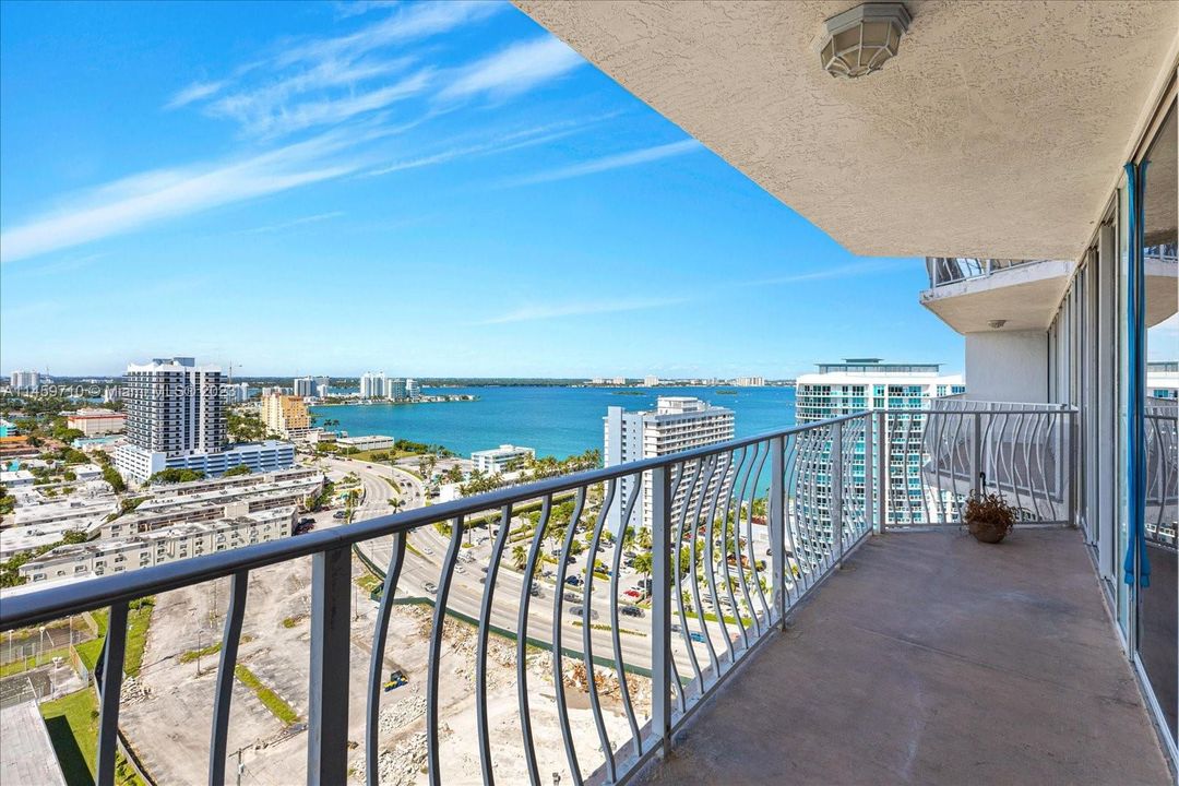 For Sale: $369,000 (1 beds, 1 baths, 705 Square Feet)
