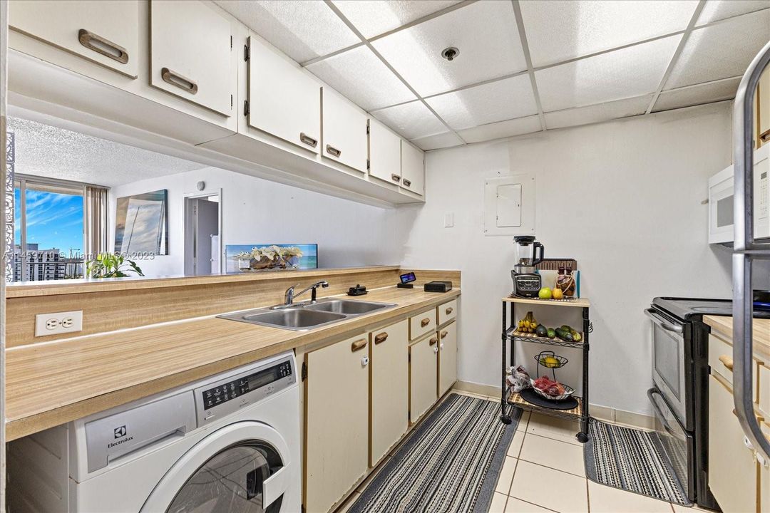 For Sale: $369,000 (1 beds, 1 baths, 705 Square Feet)