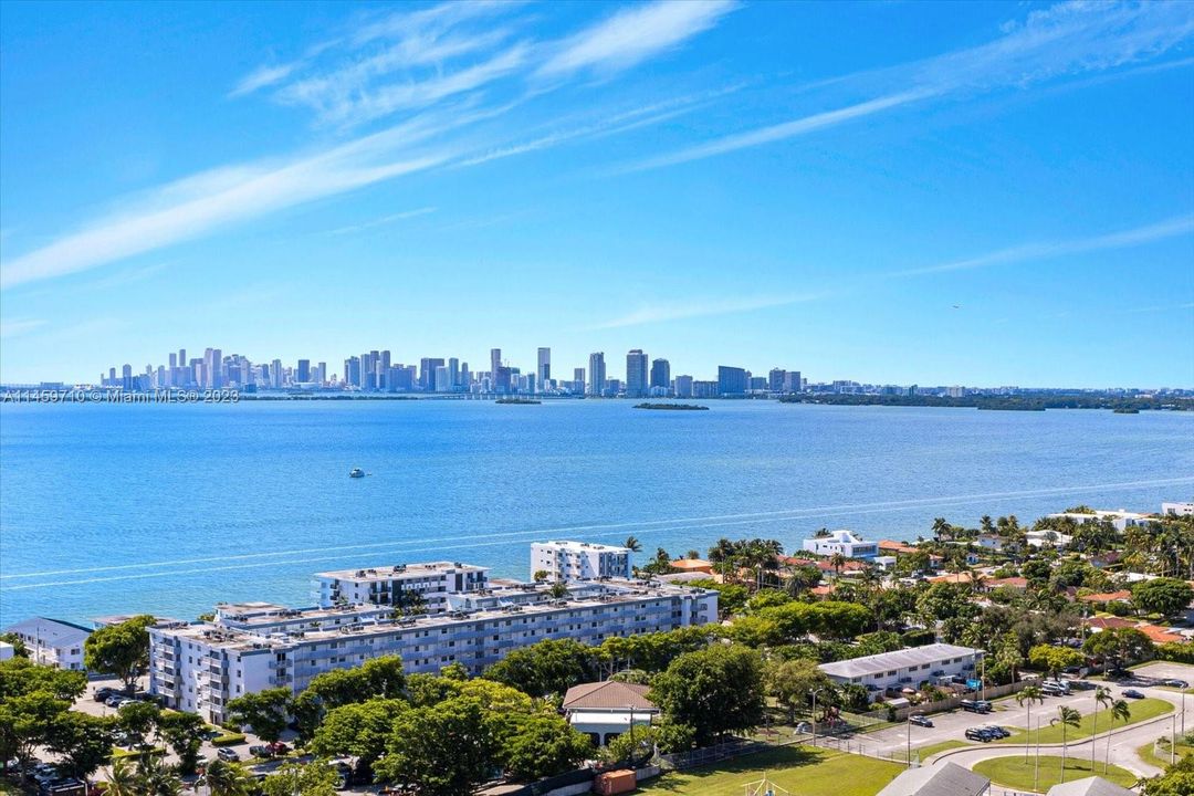For Sale: $369,000 (1 beds, 1 baths, 705 Square Feet)