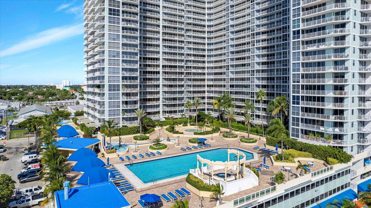 For Sale: $369,000 (1 beds, 1 baths, 705 Square Feet)