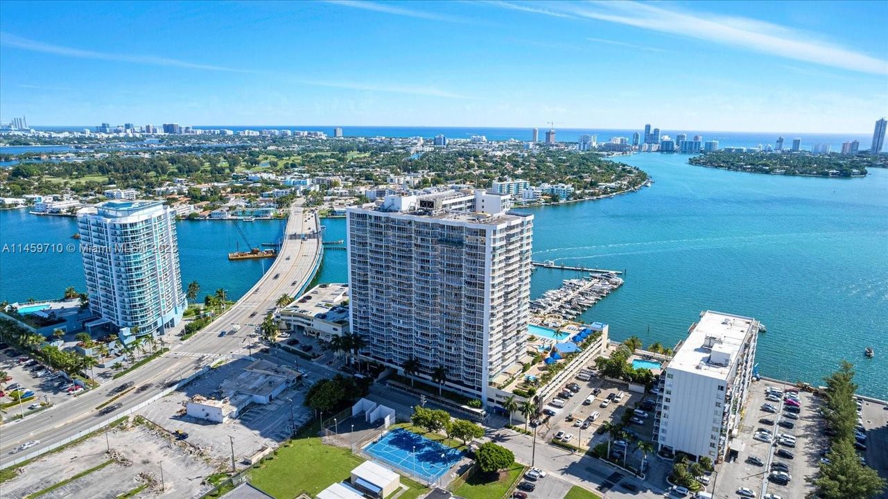 For Sale: $369,000 (1 beds, 1 baths, 705 Square Feet)