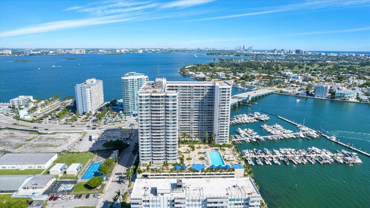 For Sale: $369,000 (1 beds, 1 baths, 705 Square Feet)