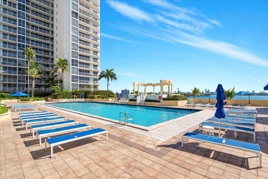 For Sale: $369,000 (1 beds, 1 baths, 705 Square Feet)