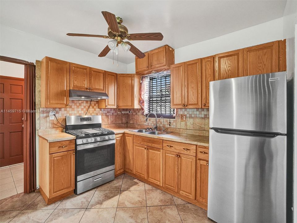 Vendido Recientemente: $430,000 (3 camas, 2 baños, 1258 Pies cuadrados)