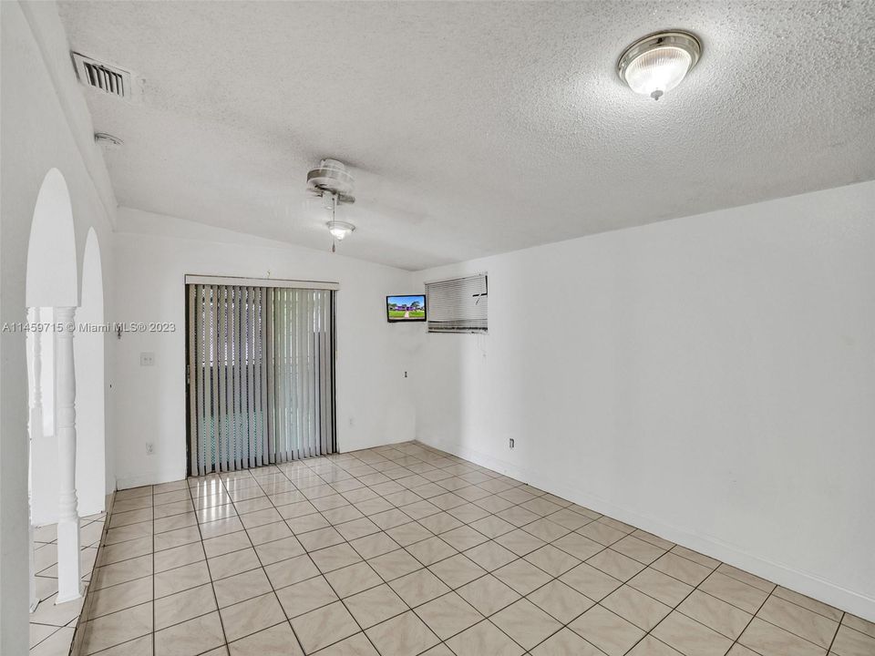 Vendido Recientemente: $430,000 (3 camas, 2 baños, 1258 Pies cuadrados)