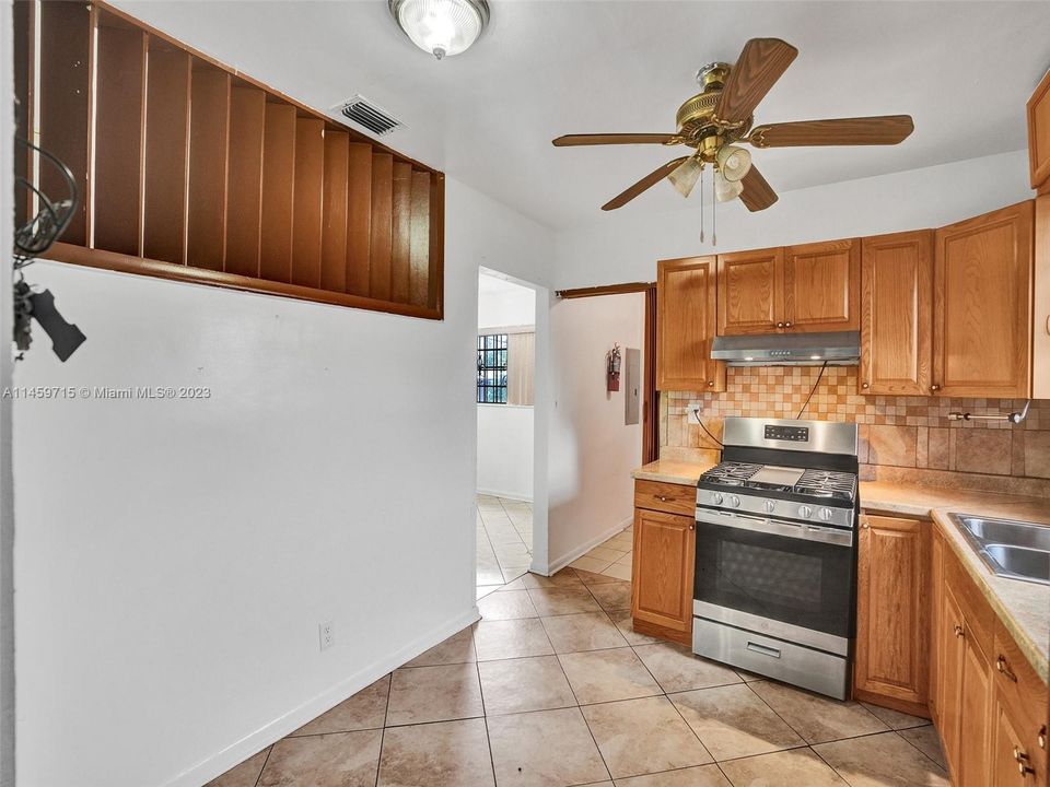 Vendido Recientemente: $430,000 (3 camas, 2 baños, 1258 Pies cuadrados)