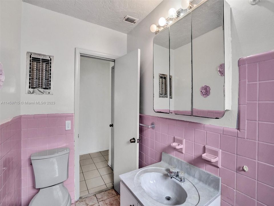 Vendido Recientemente: $430,000 (3 camas, 2 baños, 1258 Pies cuadrados)