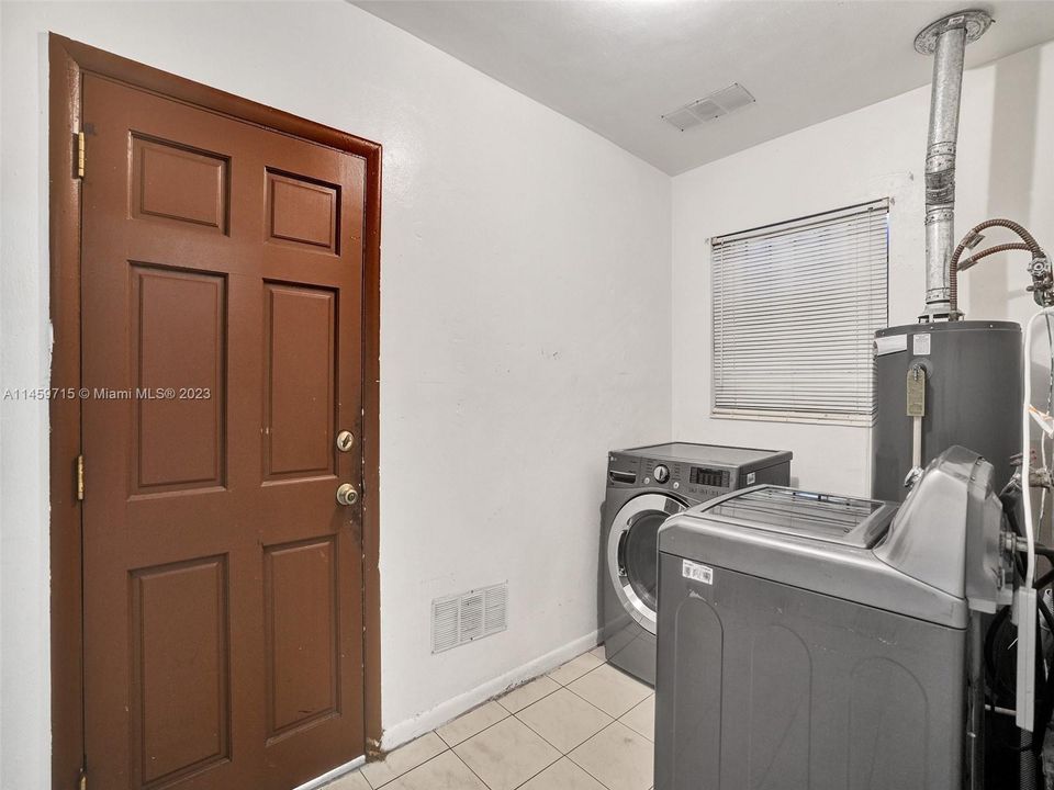 Vendido Recientemente: $430,000 (3 camas, 2 baños, 1258 Pies cuadrados)