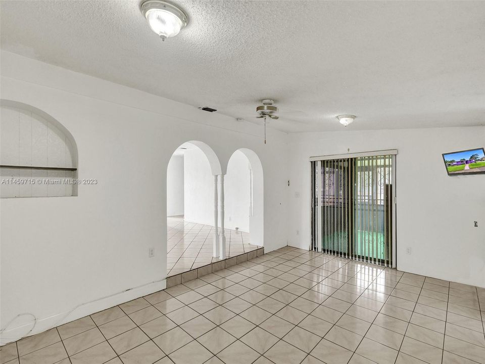 Vendido Recientemente: $430,000 (3 camas, 2 baños, 1258 Pies cuadrados)