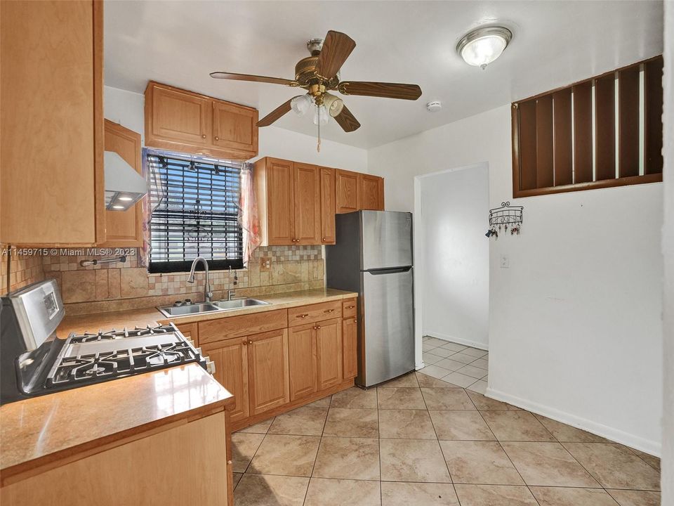 Vendido Recientemente: $430,000 (3 camas, 2 baños, 1258 Pies cuadrados)