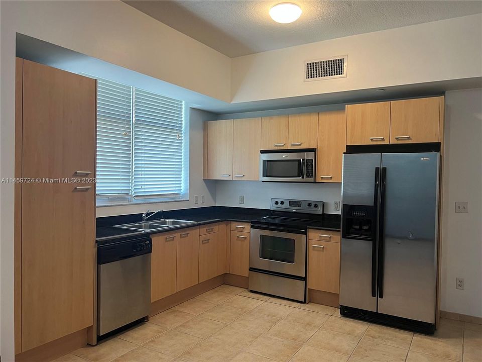 Active With Contract: $284,000 (1 beds, 1 baths, 783 Square Feet)