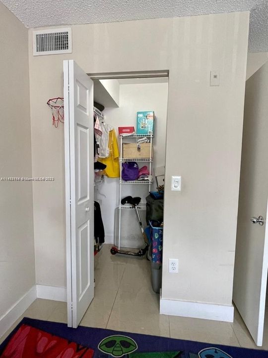 Recently Rented: $2,200 (2 beds, 2 baths, 966 Square Feet)